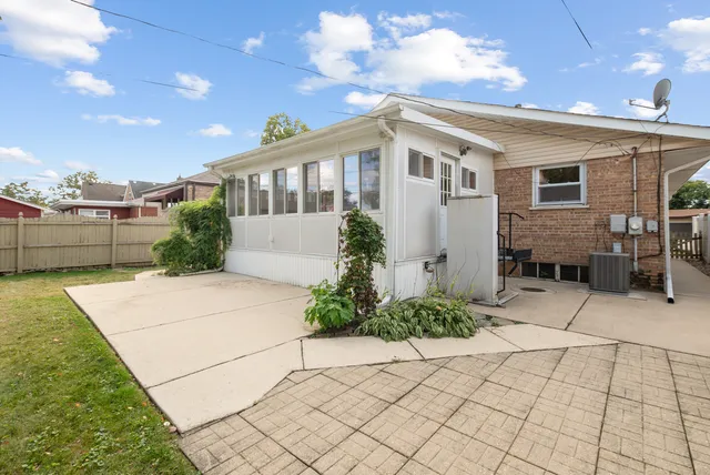 $399,900 | 10041 South St Louis Avenue, Evergreen Park, IL 60805