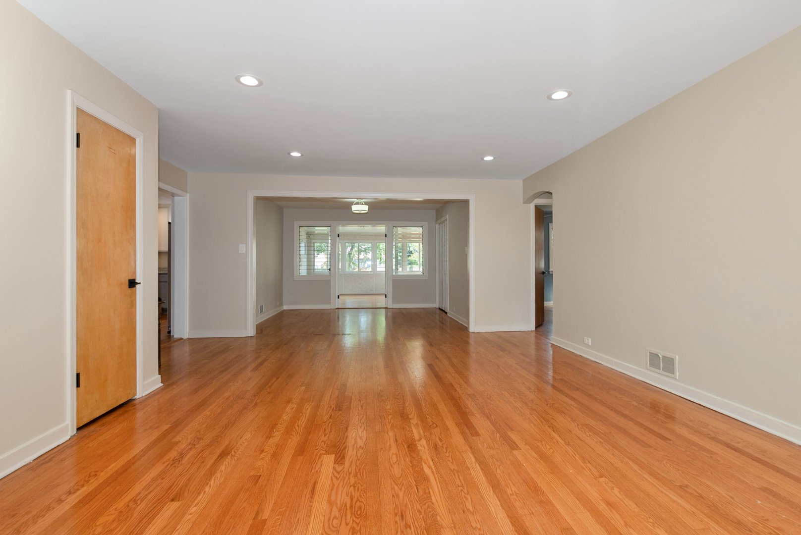 10041 South St Louis Avenue Evergreen Park, IL 60805 - Photo 4 of 34