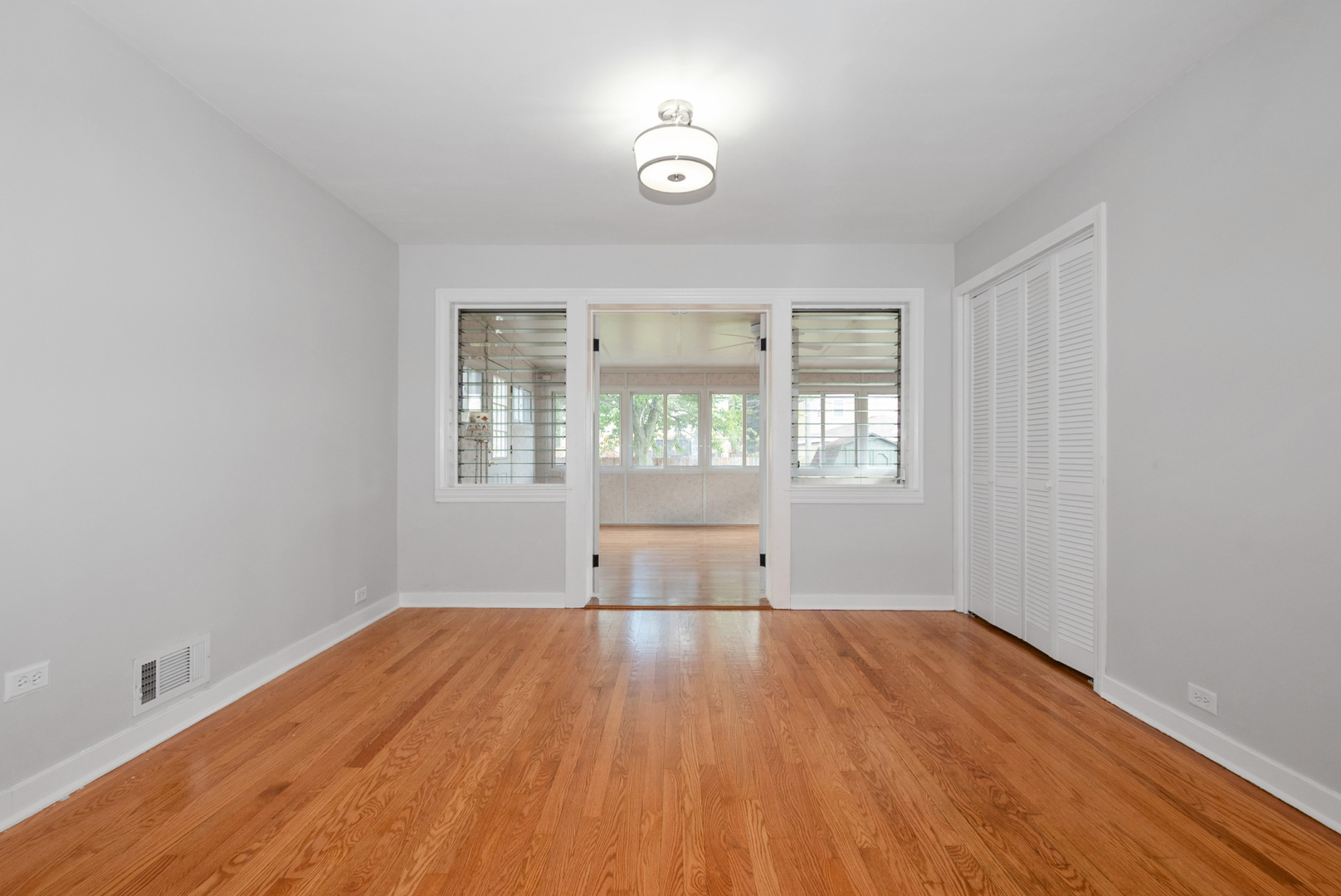 10041 South St Louis Avenue Evergreen Park, IL 60805 - Photo 8 of 34