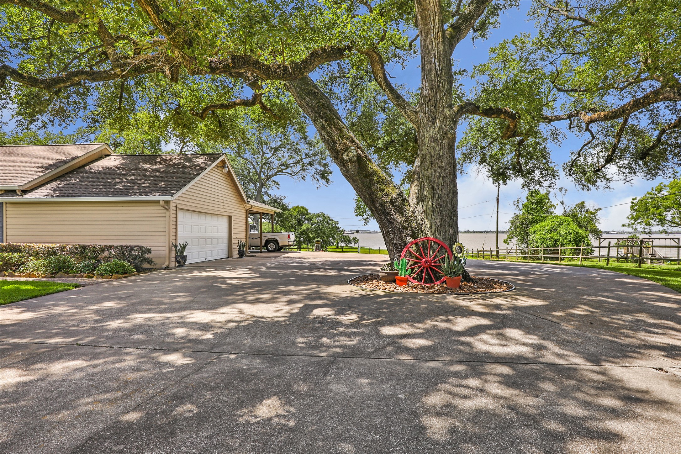 111 South 8th Street Highlands, TX 77562 - Photo 20 of 50 a view of a yard with plants and trees