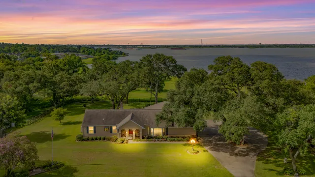 $875,000 | 111 South 8th Street, Highlands, TX 77562