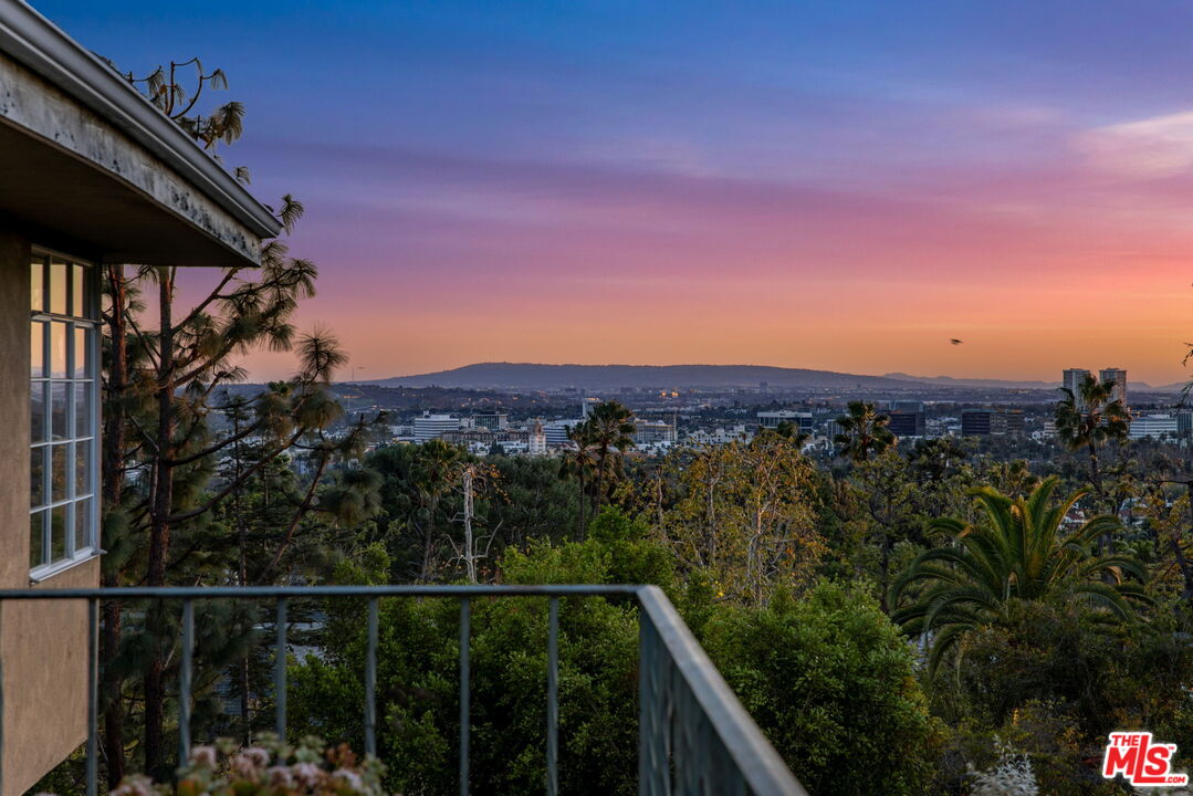 1114 Schuyler Road Beverly Hills, CA 90210 - Photo 3 of 28