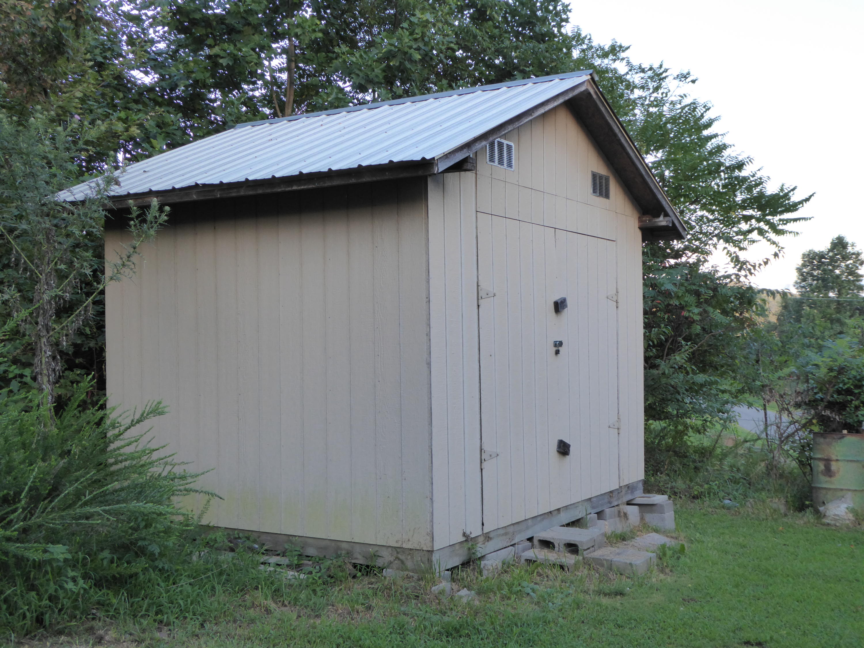 3062 Saunders Road Vinton, VA 24179 - Photo 23 of 40 a backyard of a house