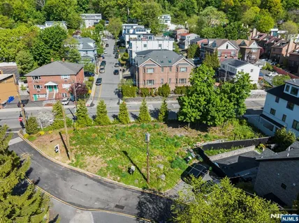$999,000 | 5 Vista Lane, Edgewater, NJ 07020