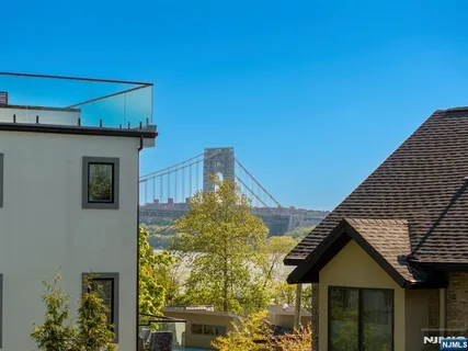 $999,000 | 5 Vista Lane, Edgewater, NJ 07020