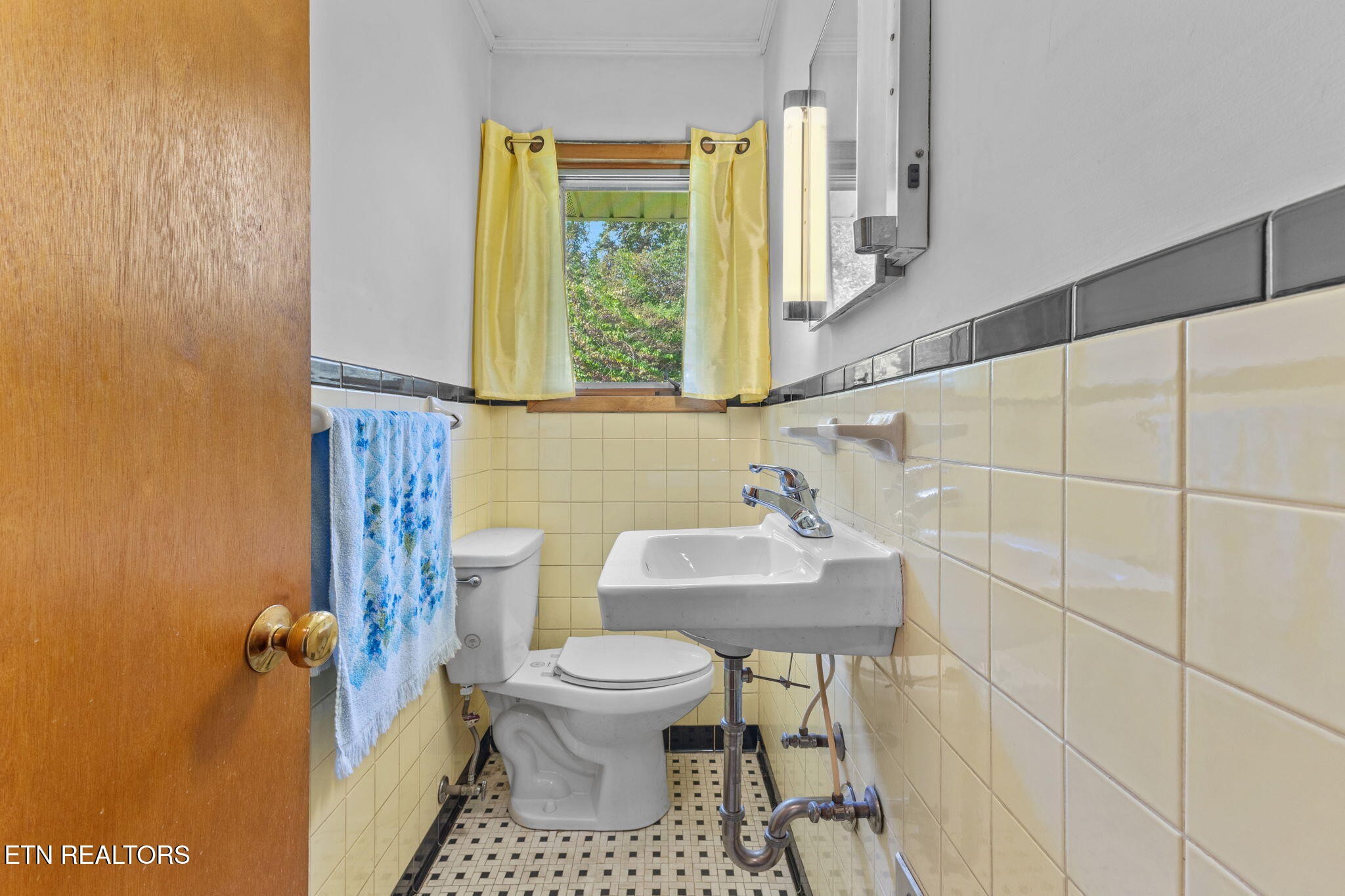 4400 Deerfield Road Knoxville, TN 37921 - Photo 27 of 37 a bathroom with a sink toilet and mirror