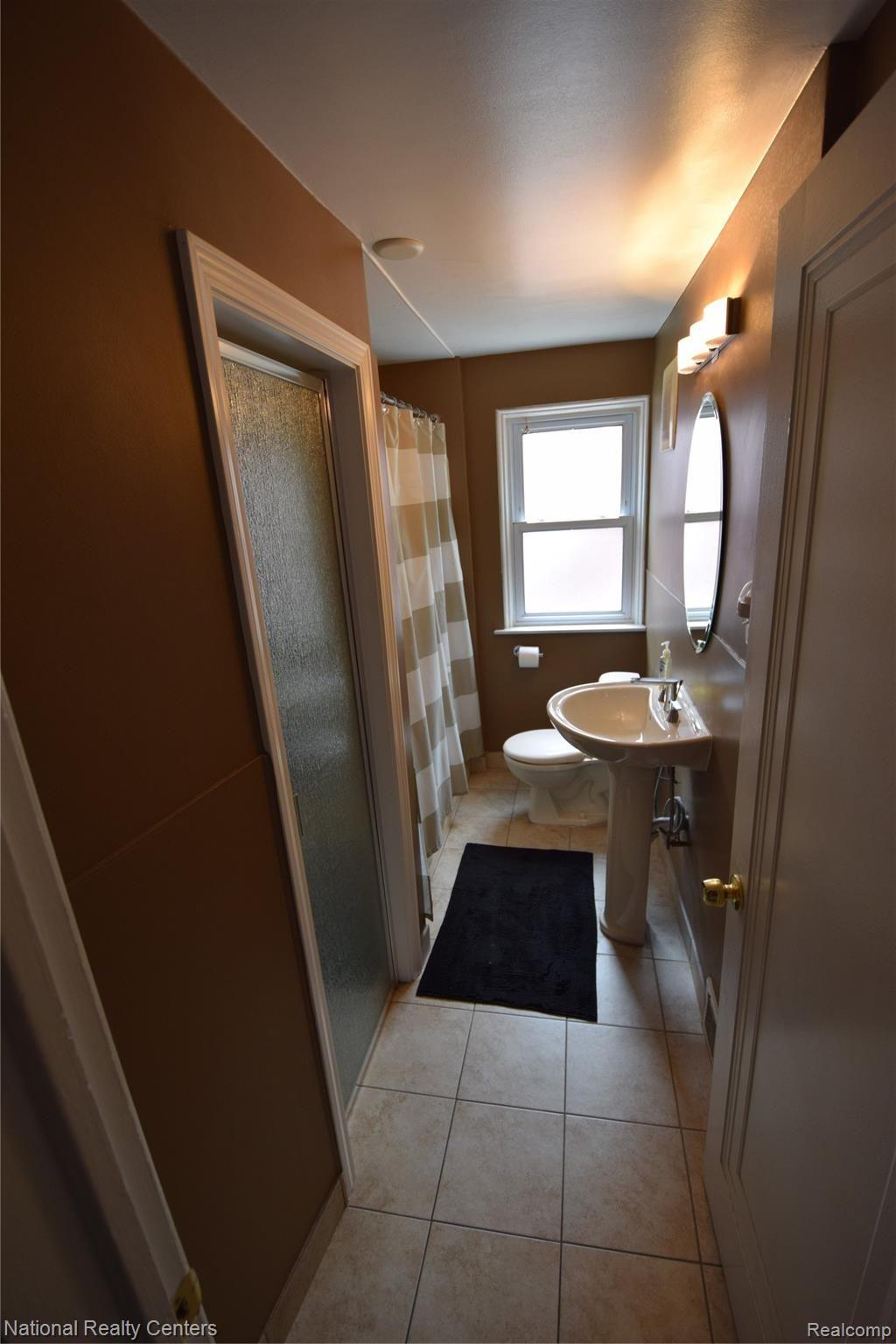20125 Rensellor Street Livonia, MI 48152 - Photo 7 of 16 Main Level Bathroom