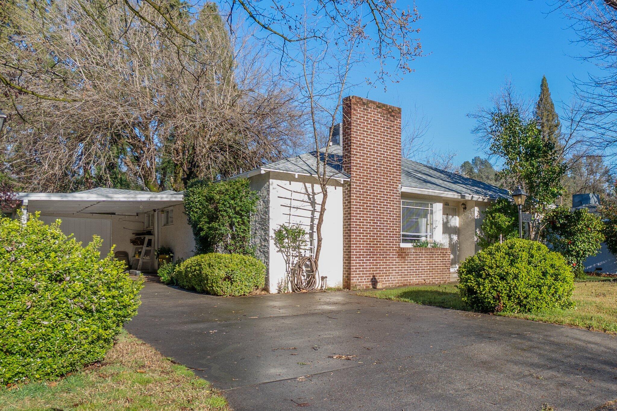 686 Coronado Street Redding, CA 96003 - Photo 2 of 39 front view of a house with a yard
