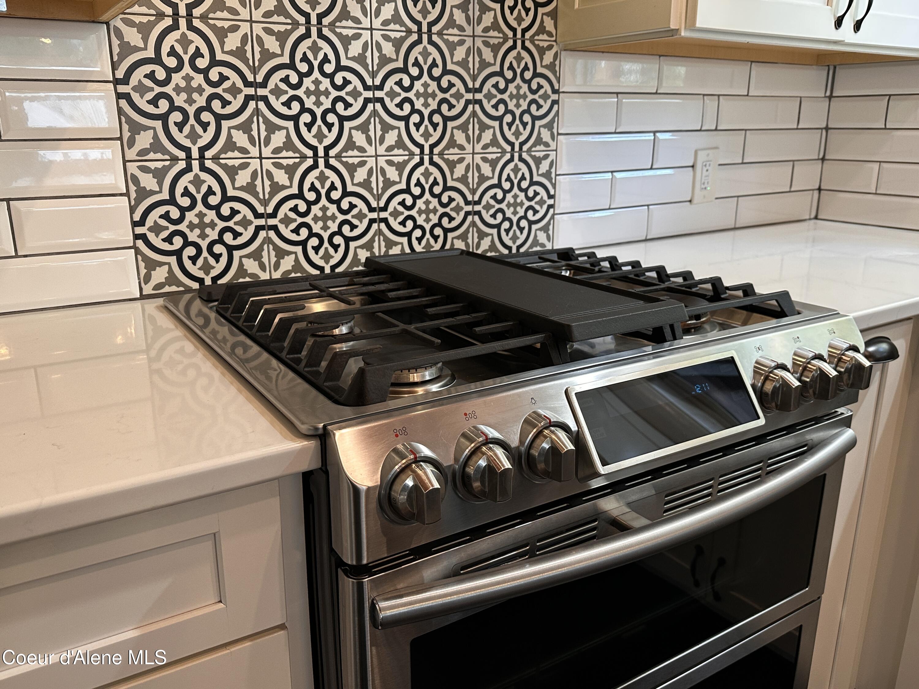 2727 Selkirk Road Sandpoint, ID 83864 - Photo 11 of 68 Stove&Backsplash