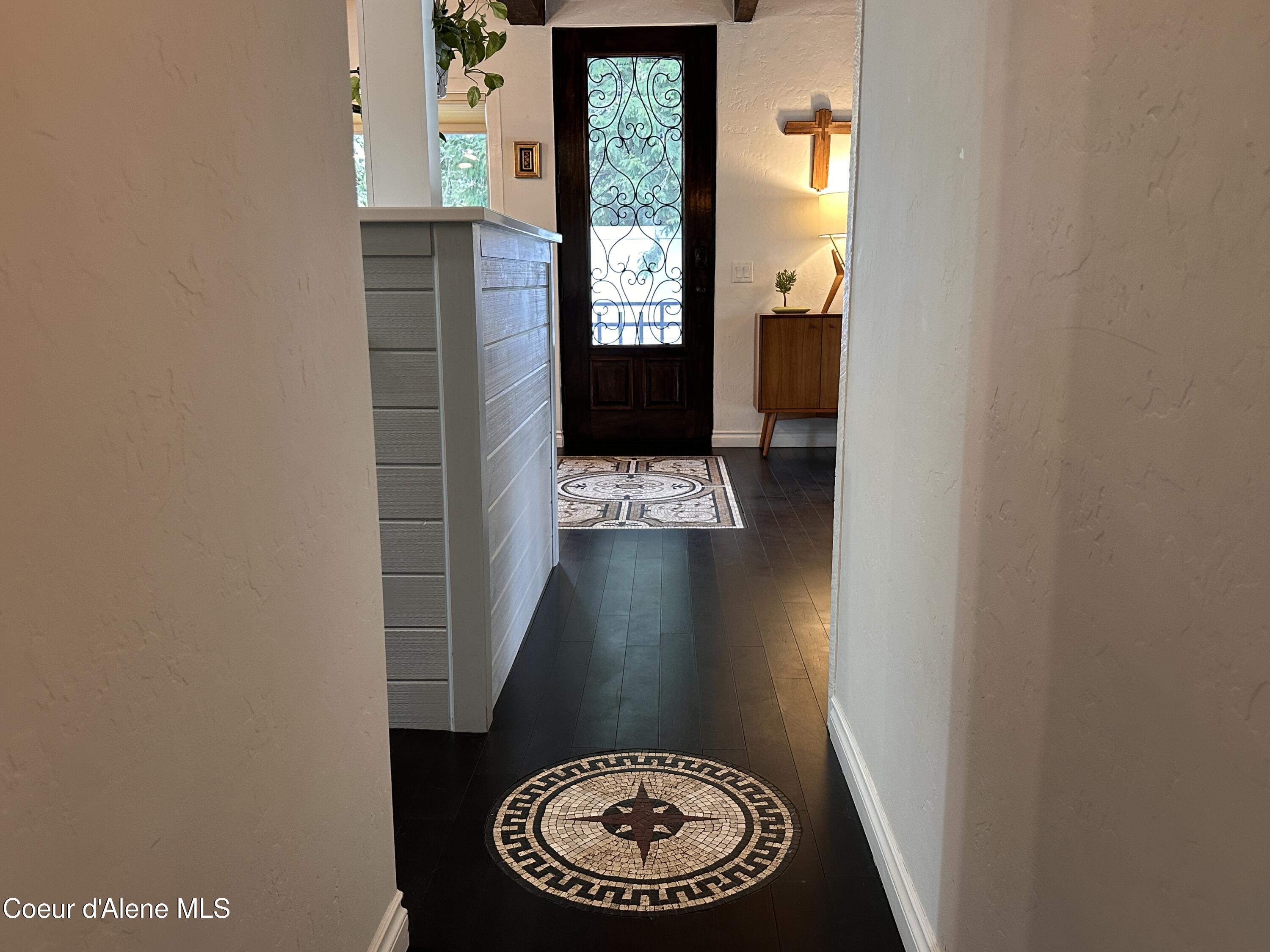 2727 Selkirk Road Sandpoint, ID 83864 - Photo 17 of 68 HallwaytoFrontDoor