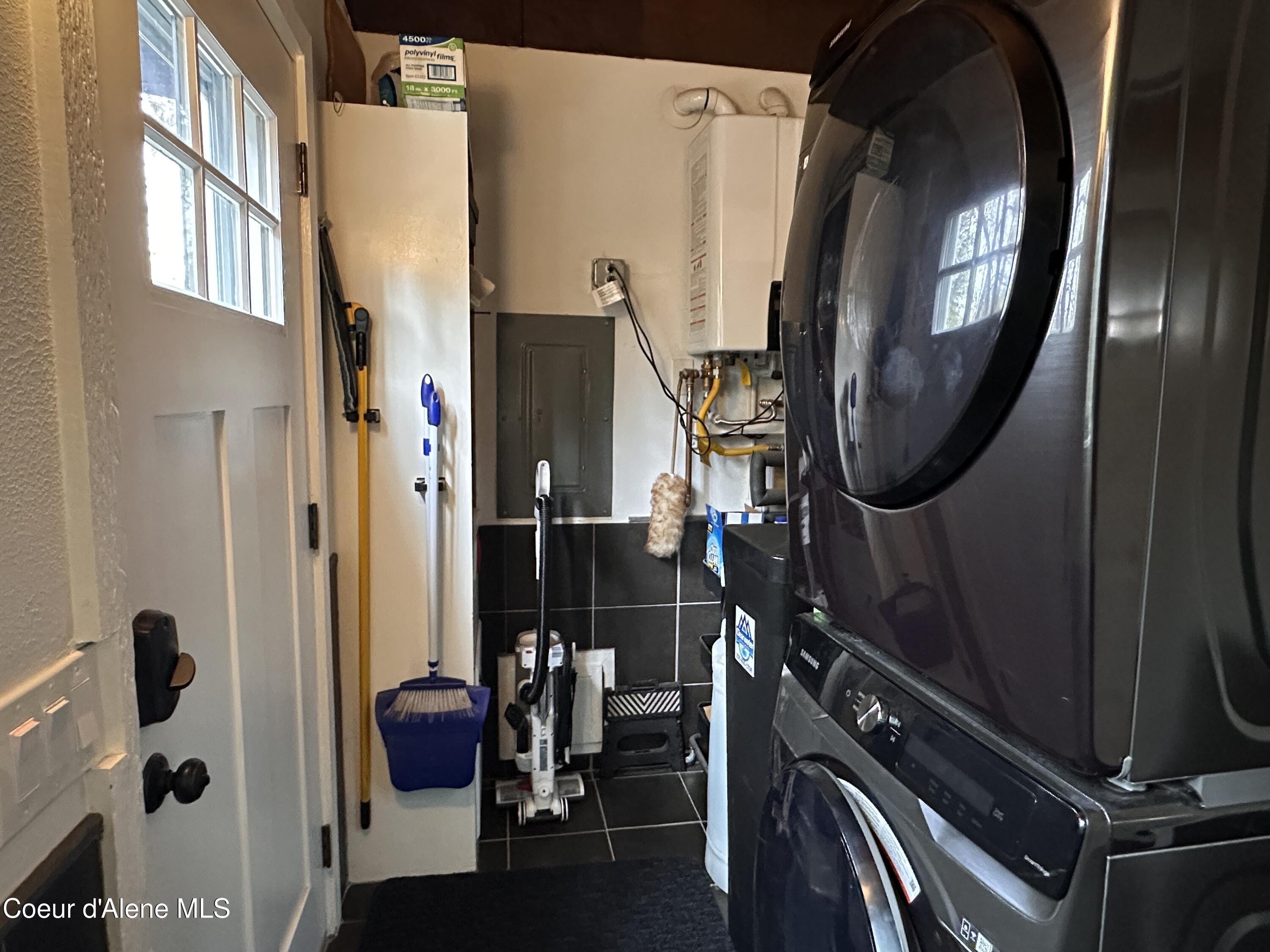 2727 Selkirk Road Sandpoint, ID 83864 - Photo 31 of 68 Laundry