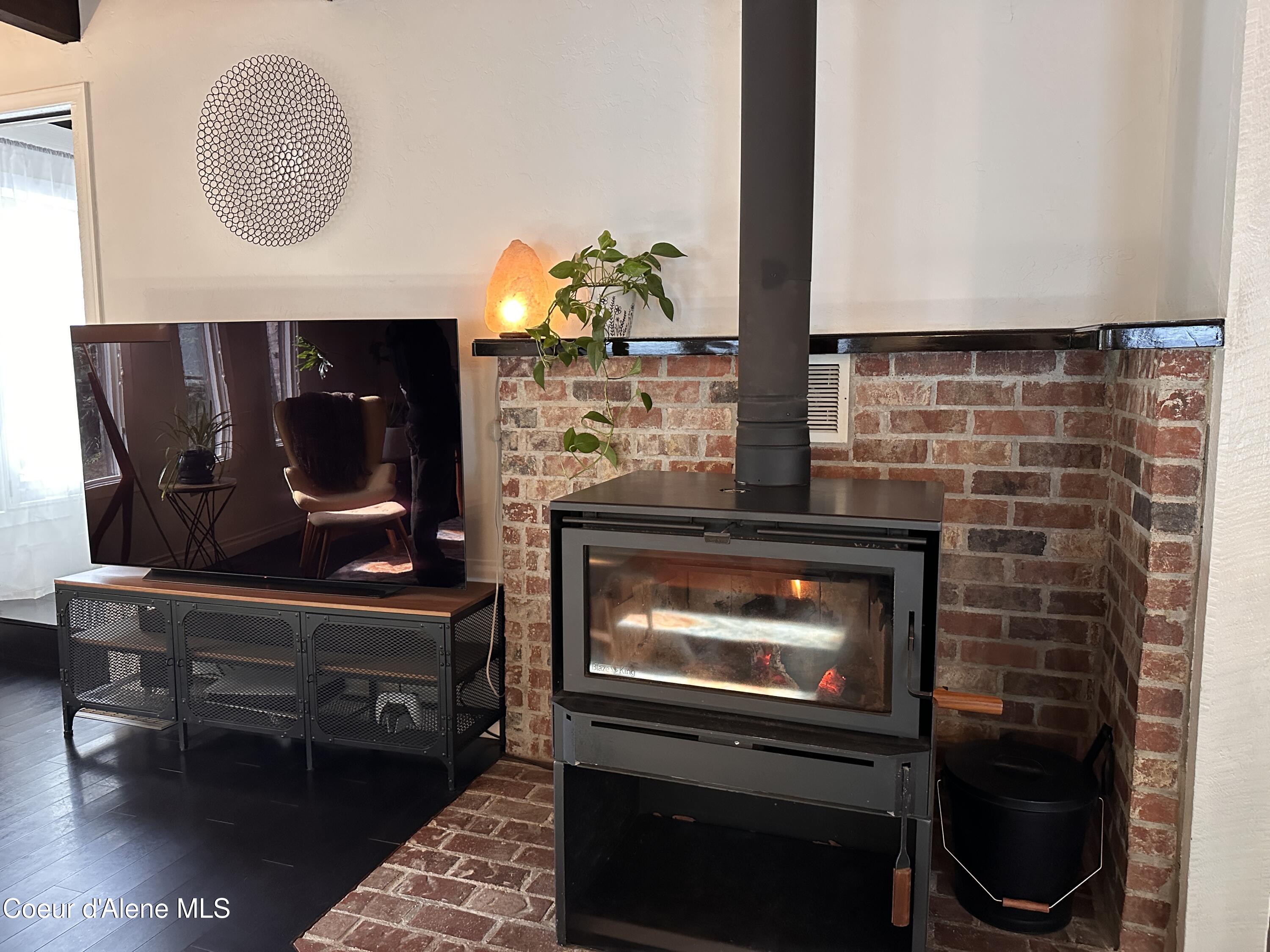 2727 Selkirk Road Sandpoint, ID 83864 - Photo 8 of 68 FireplaceTV