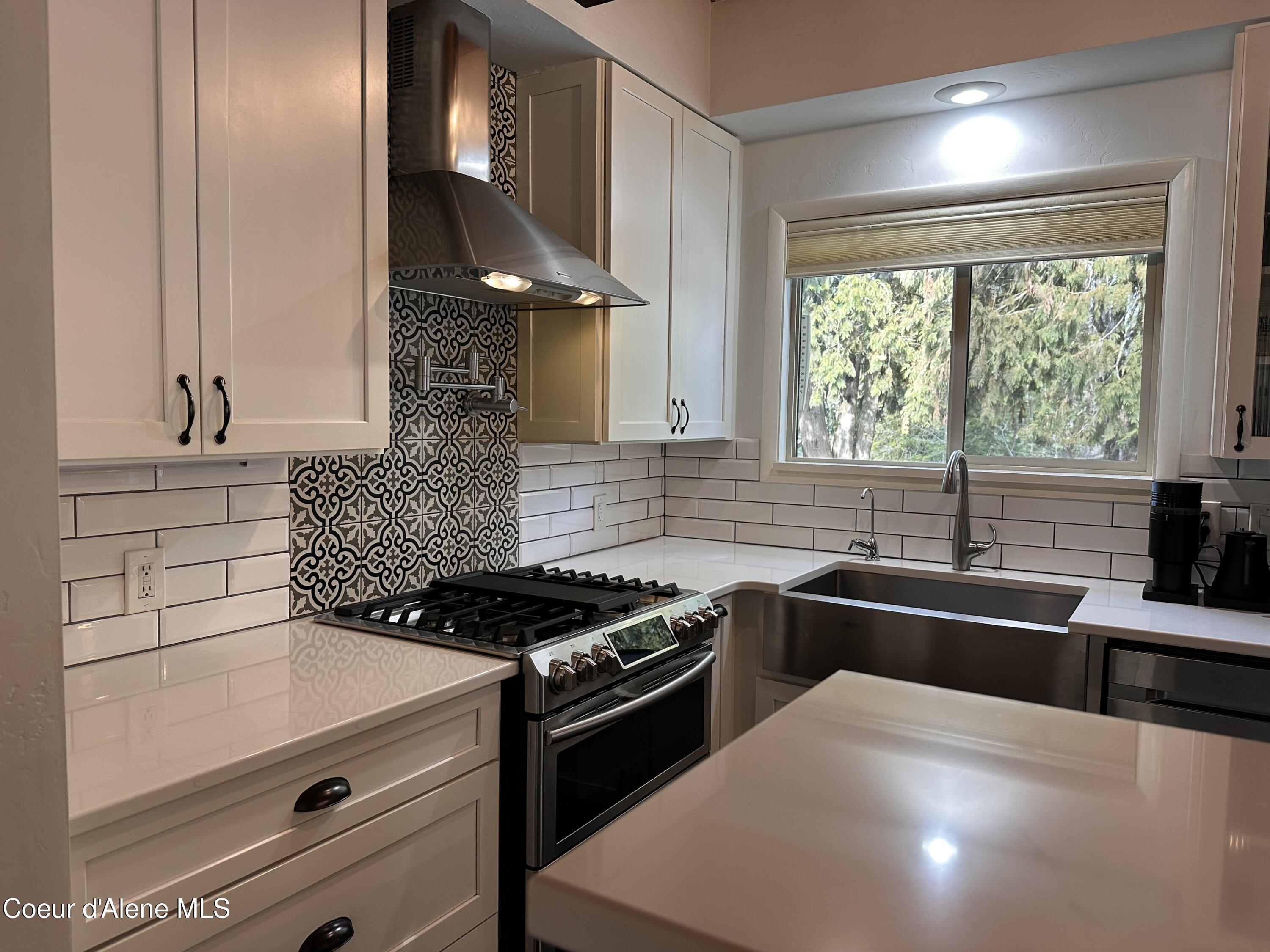 2727 Selkirk Road Sandpoint, ID 83864 - Photo 10 of 68 KitchentoStove