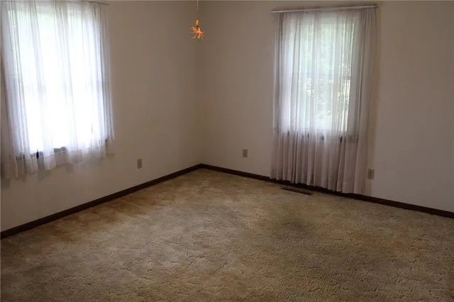 $162,500 | 203 South Jefferson Avenue, La Harpe, KS 66751