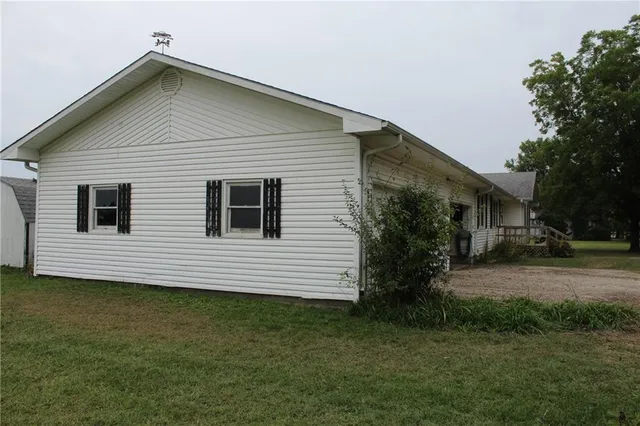 $162,500 | 203 South Jefferson Avenue, La Harpe, KS 66751