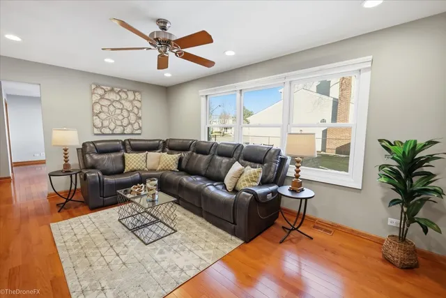 $585,000 | 725 Leslie Lane, Schaumburg, IL 60107