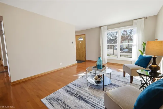 $585,000 | 725 Leslie Lane, Schaumburg, IL 60107