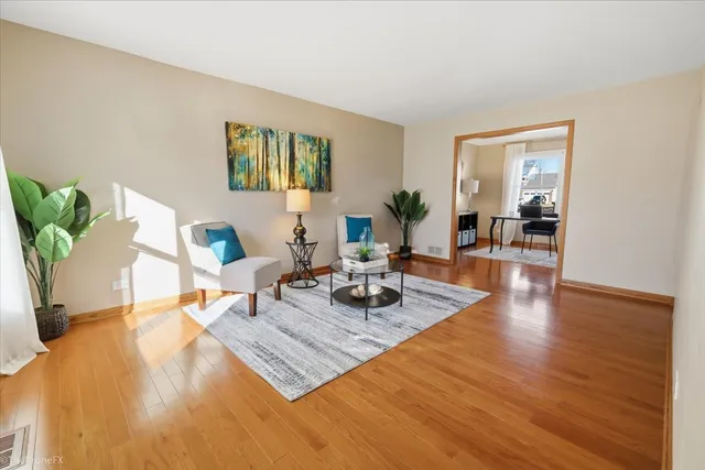 $585,000 | 725 Leslie Lane, Schaumburg, IL 60107