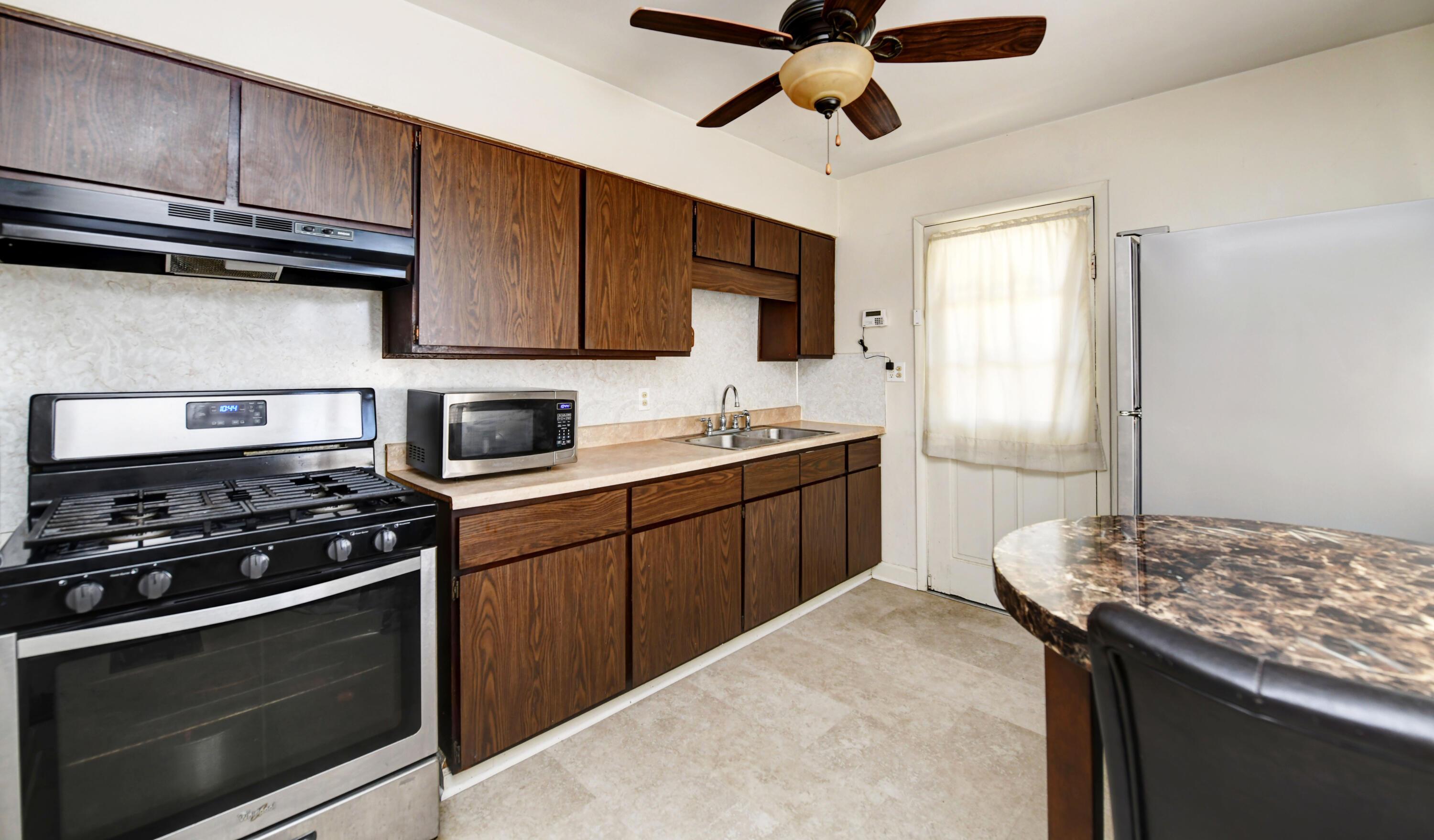 998 East Weber Road Columbus, OH 43224 - Photo 5 of 22 Kitchen