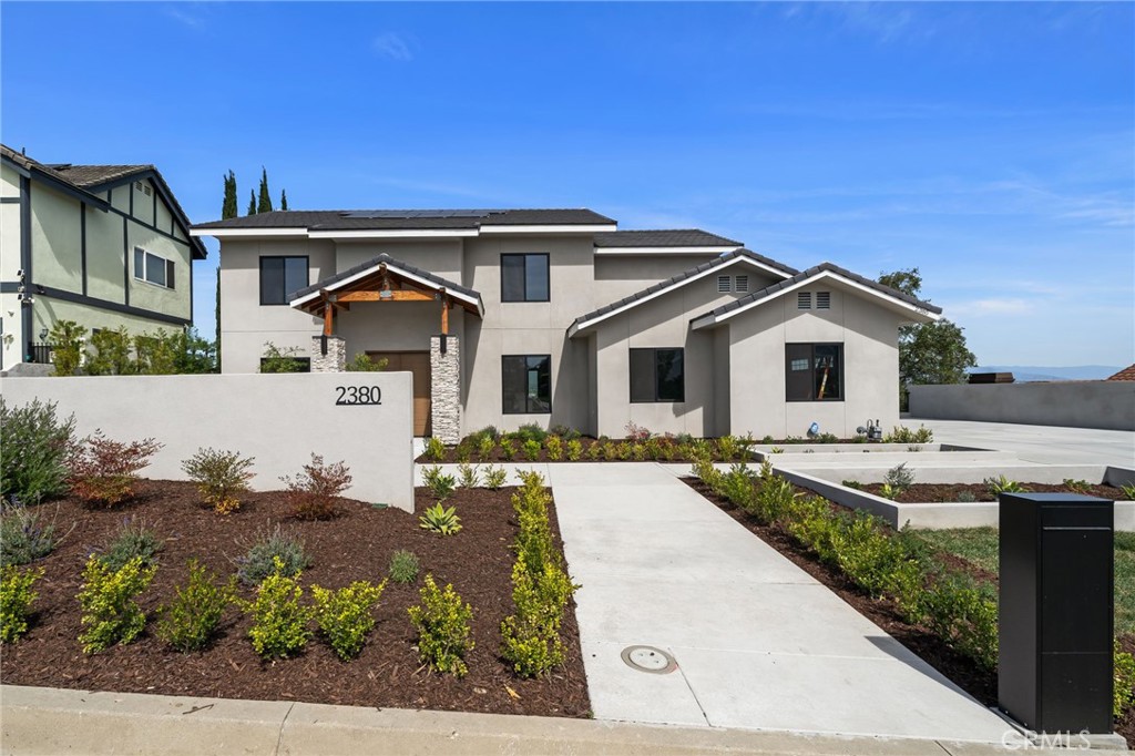 a view of a house with backyard