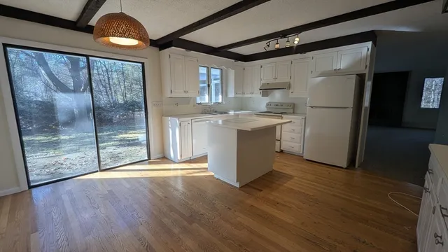 $3,600 | 10 Sherwood Avenue, Foxboro, MA 02035