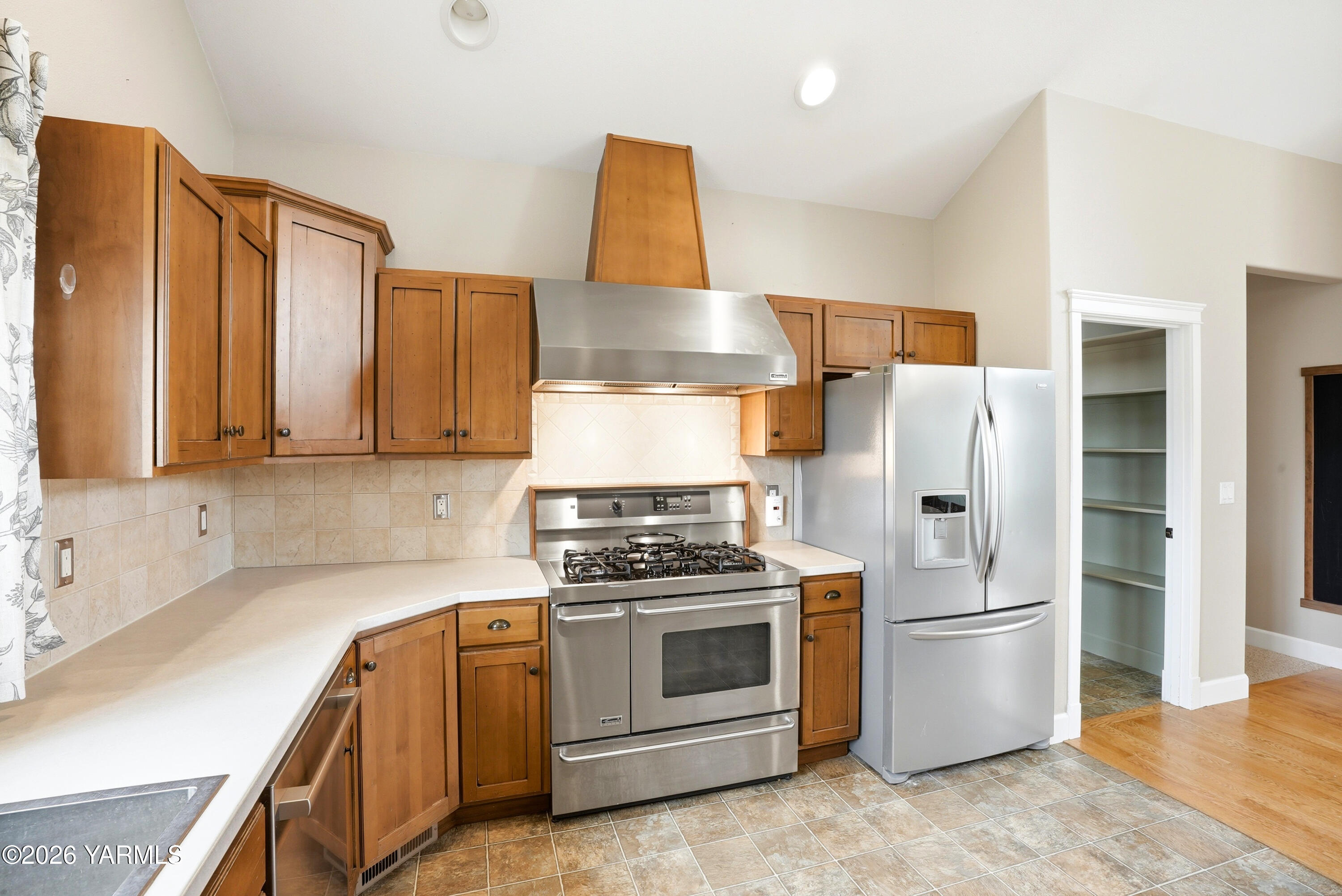 230 Albro Road Sunnyside, WA 98944 - Photo 11 of 46 a kitchen with appliances a sink and a stove