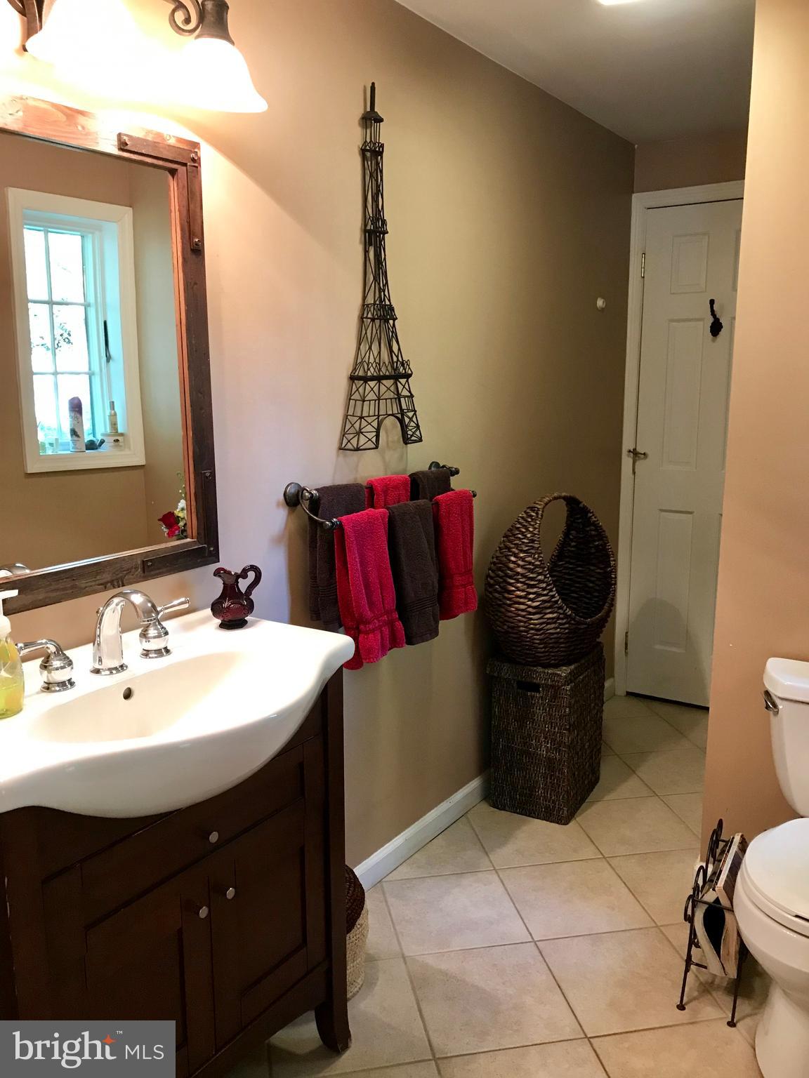 121 Haines Drive Moorestown, NJ 08057 - Photo 10 of 49 Full bathroom off living room