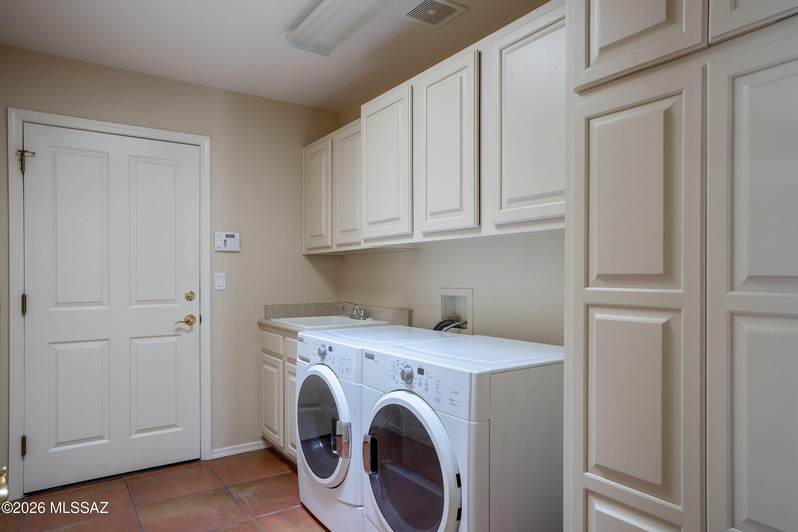 715 West Panorama Road Tucson, AZ 85704 - Photo 32 of 34 Laundry Room with Sink
