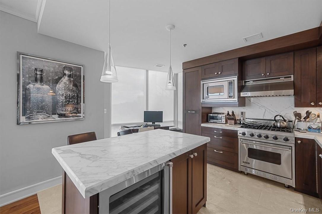 1 Renaissance Square, Unit 14D White Plains, NY 10601 - Photo 5 of 24 a kitchen with a stove and a refrigerator