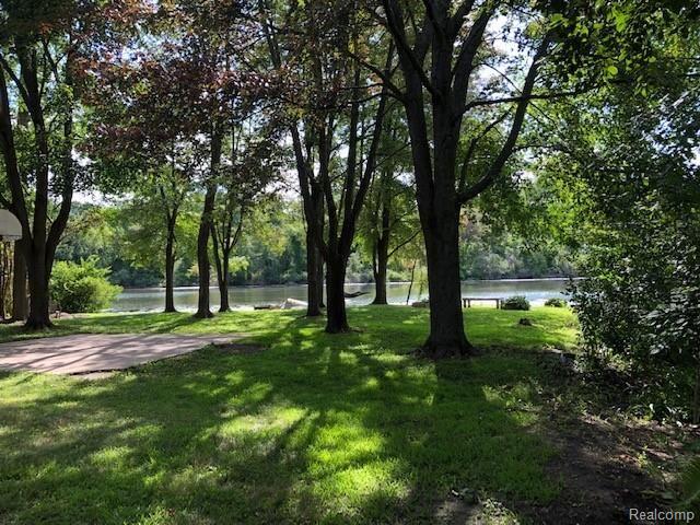 6161 Gordon Road Waterford, MI 48327 - Photo 35 of 53