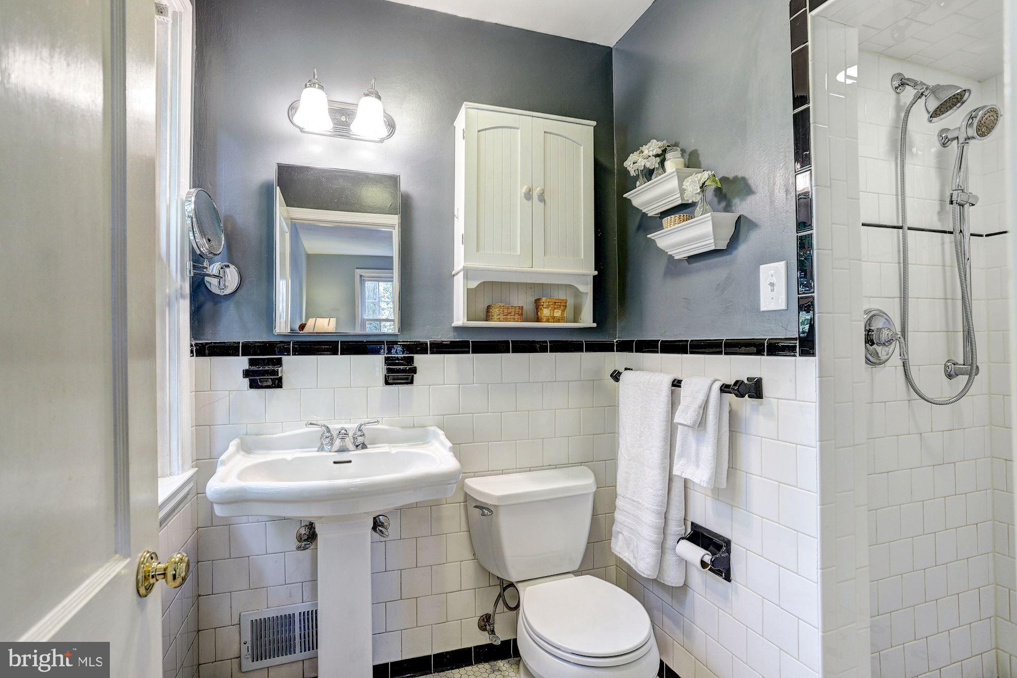 6806 Ridgewood Road Towson, MD 21286 - Photo 16 of 36 Primary Bedroom Suite Bath