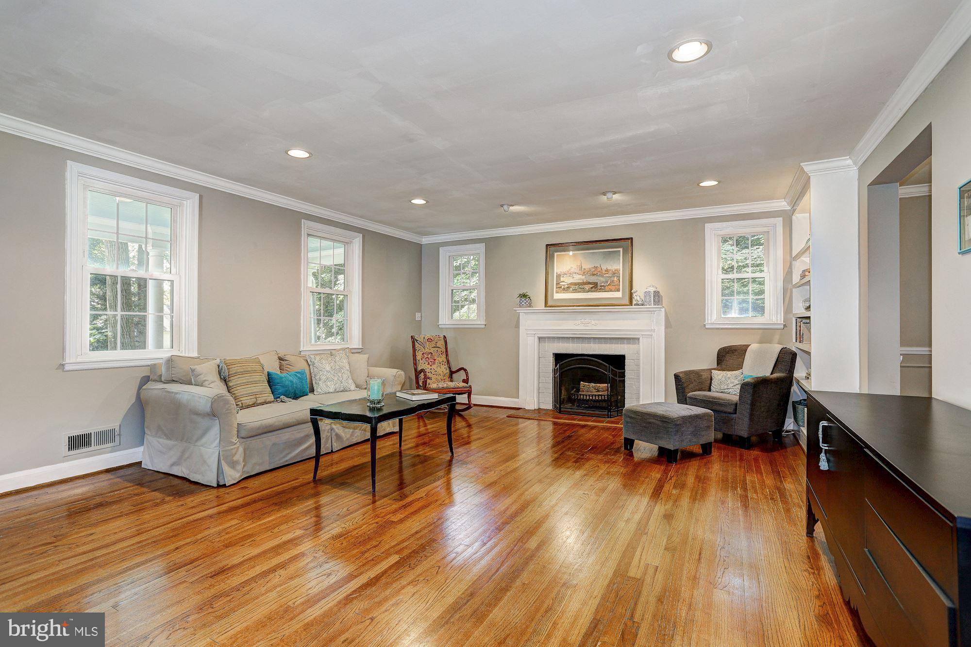 6806 Ridgewood Road Towson, MD 21286 - Photo 4 of 36 Living Room
