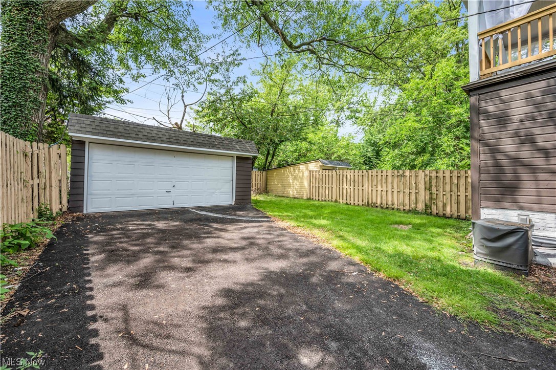 3394 Hartwood Road Cleveland, OH 44112 - Photo 3 of 32