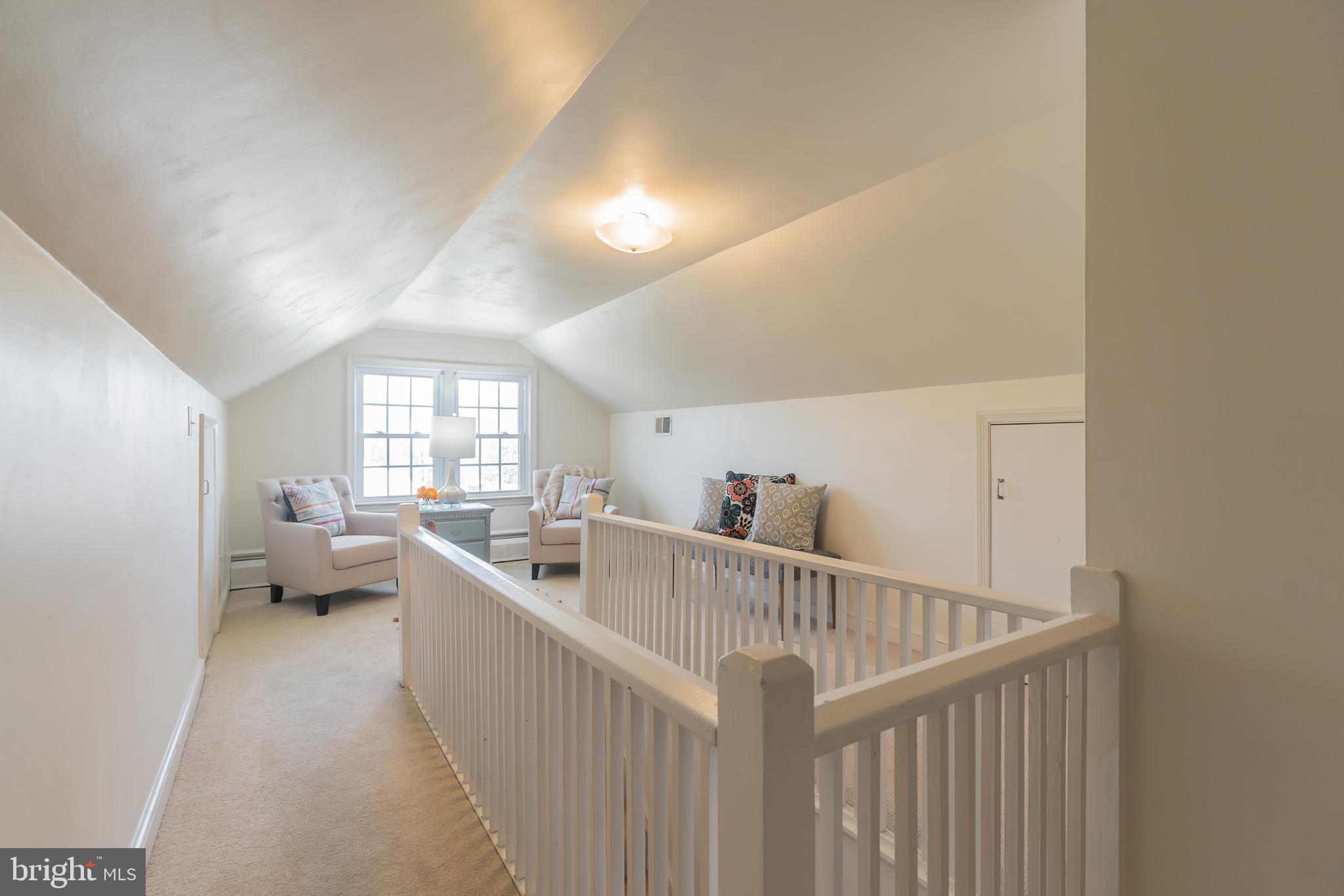 25705 Ridge Road Damascus, MD 20872 - Photo 19 of 30 Bright upstairs room