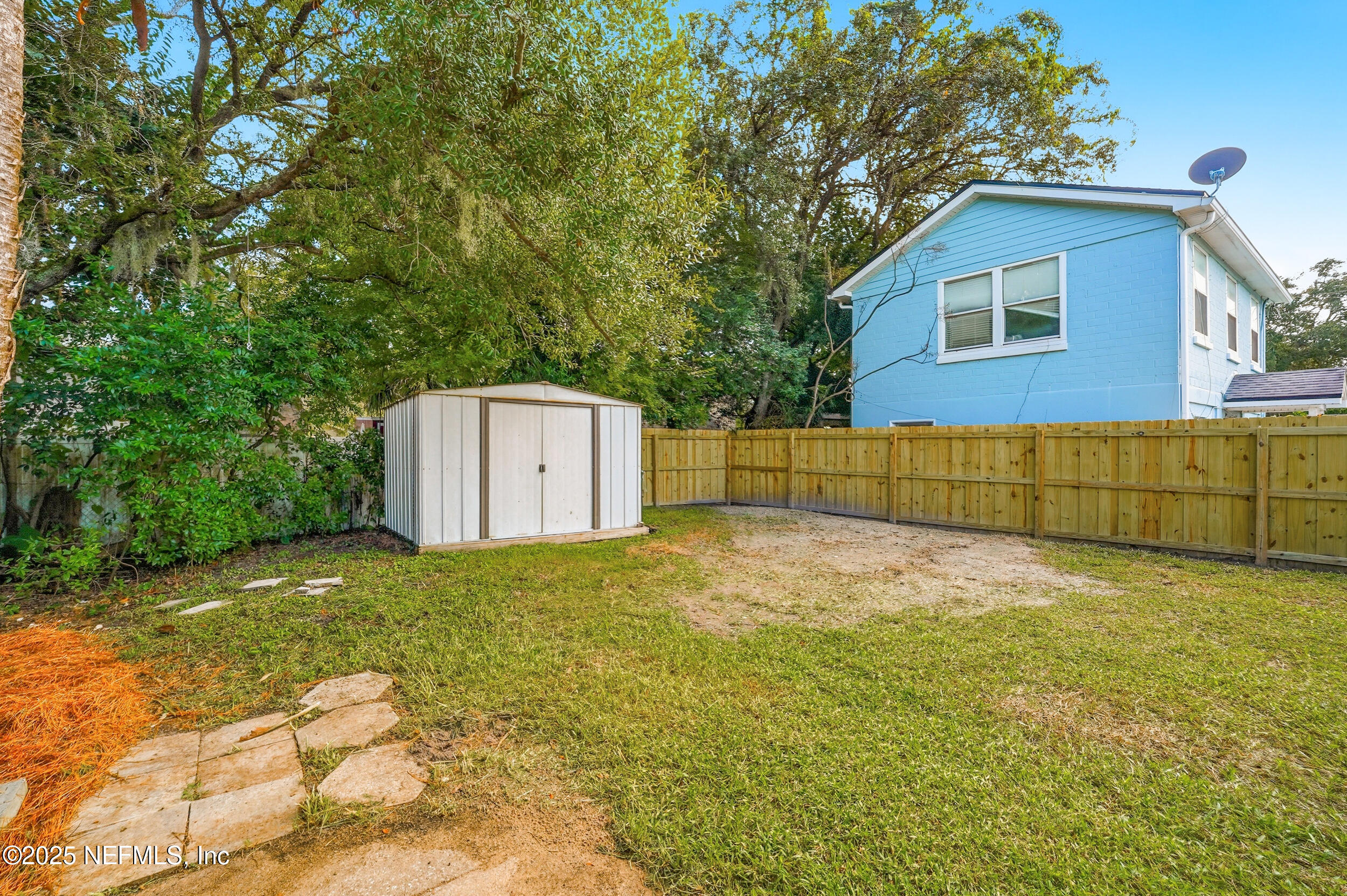 1211 Penman Road Jacksonville Beach, FL 32250 - Photo 29 of 44 a backyard of a house