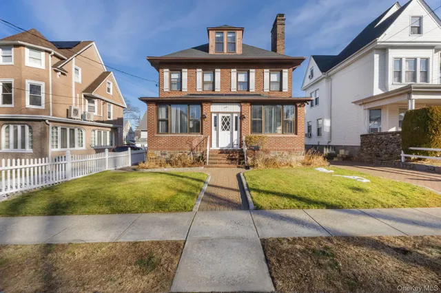 $999,999 | 307 North Fulton Avenue, Fleetwood, NY 10552