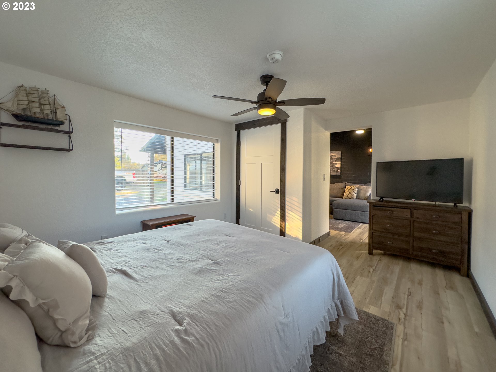 508 Edgewater Drive Grants Pass, OR 97527 - Photo 17 of 48 a bedroom with a bed and a flat screen tv