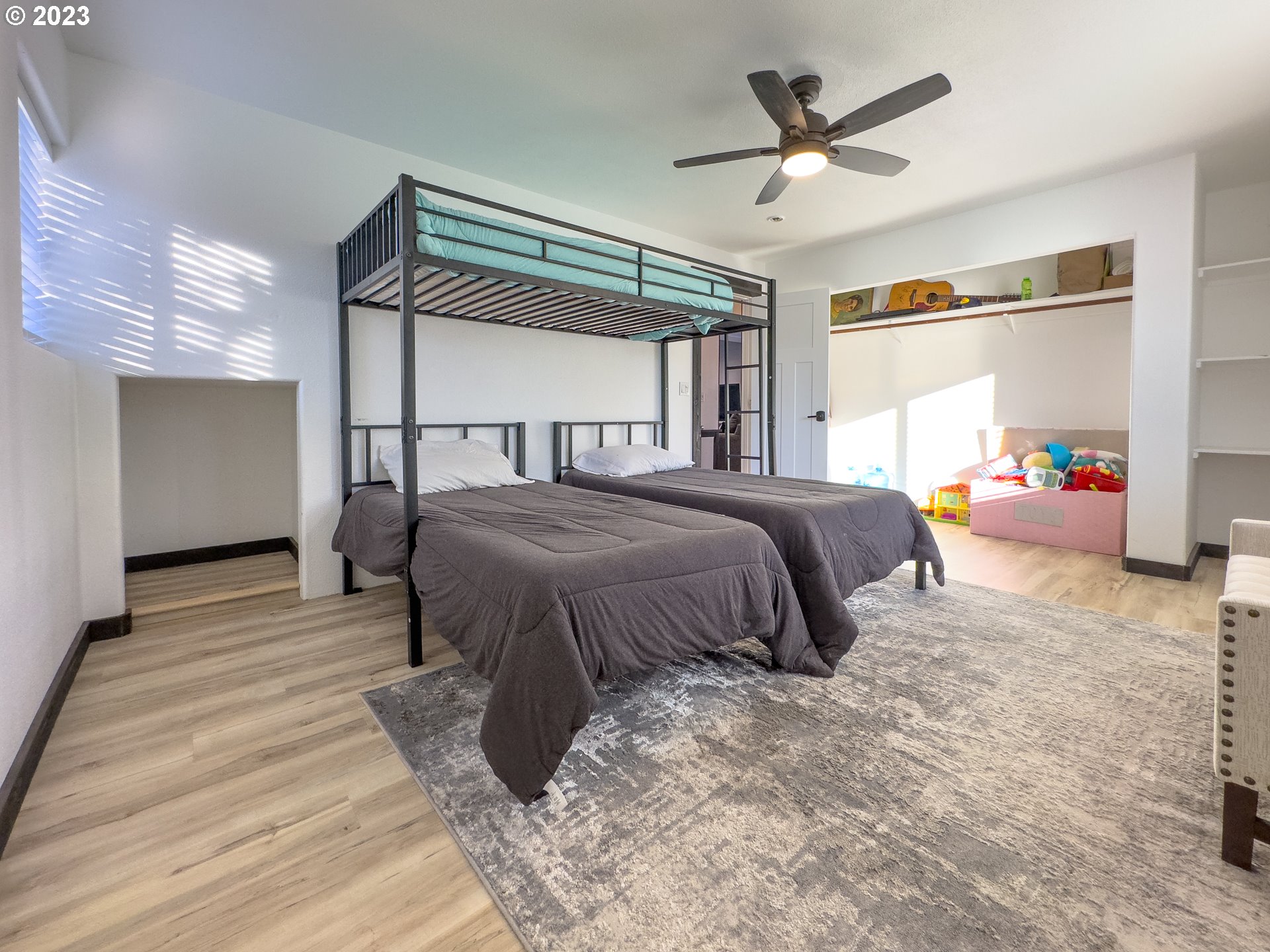 508 Edgewater Drive Grants Pass, OR 97527 - Photo 22 of 48 a spacious bedroom with a bed and ceiling fan