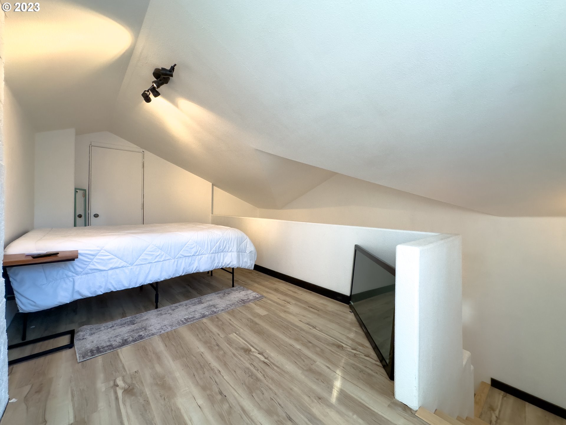 508 Edgewater Drive Grants Pass, OR 97527 - Photo 27 of 48 a bedroom with a bed and a night stand