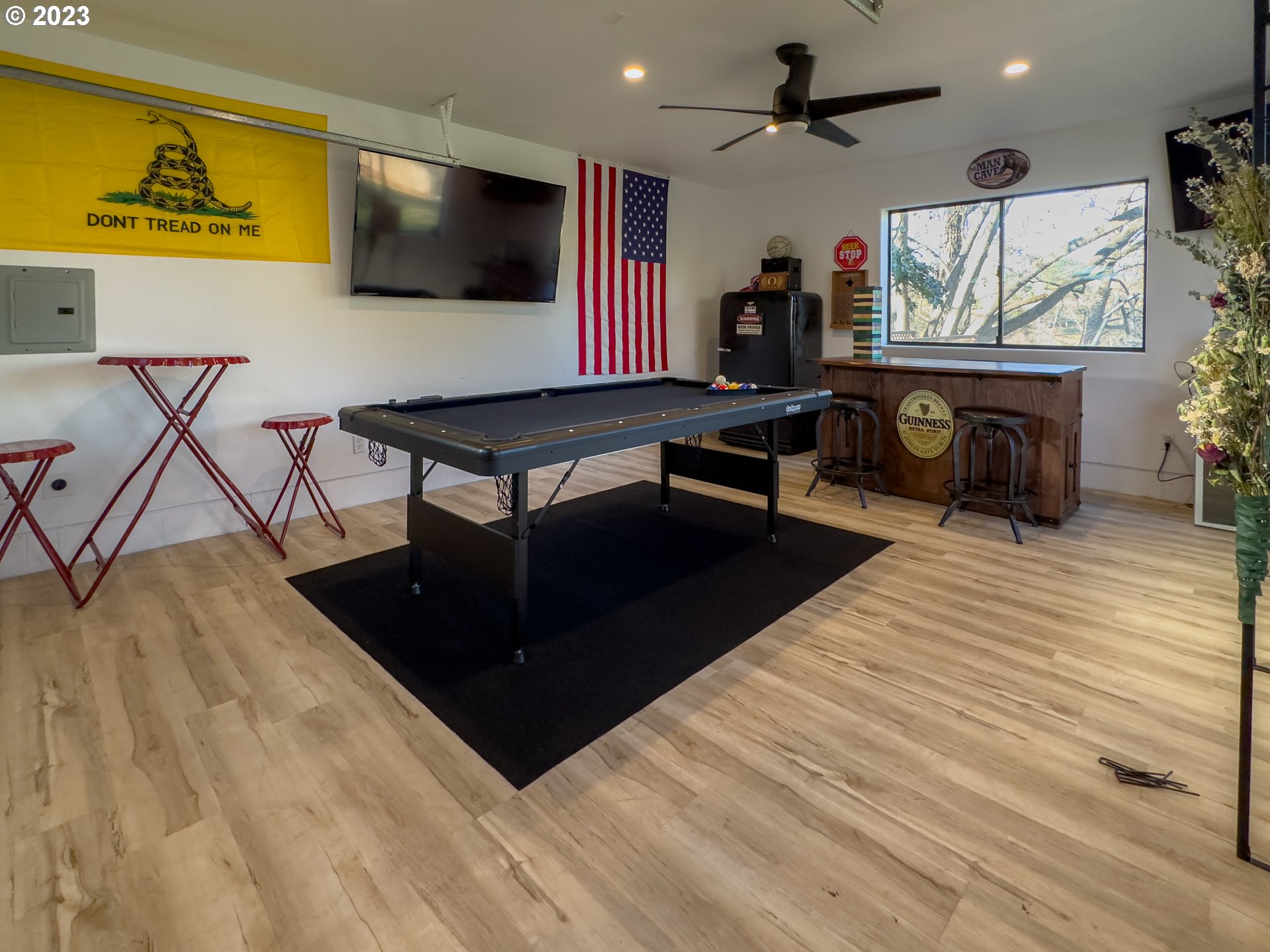 508 Edgewater Drive Grants Pass, OR 97527 - Photo 37 of 48 a living room with furniture and a flat screen tv