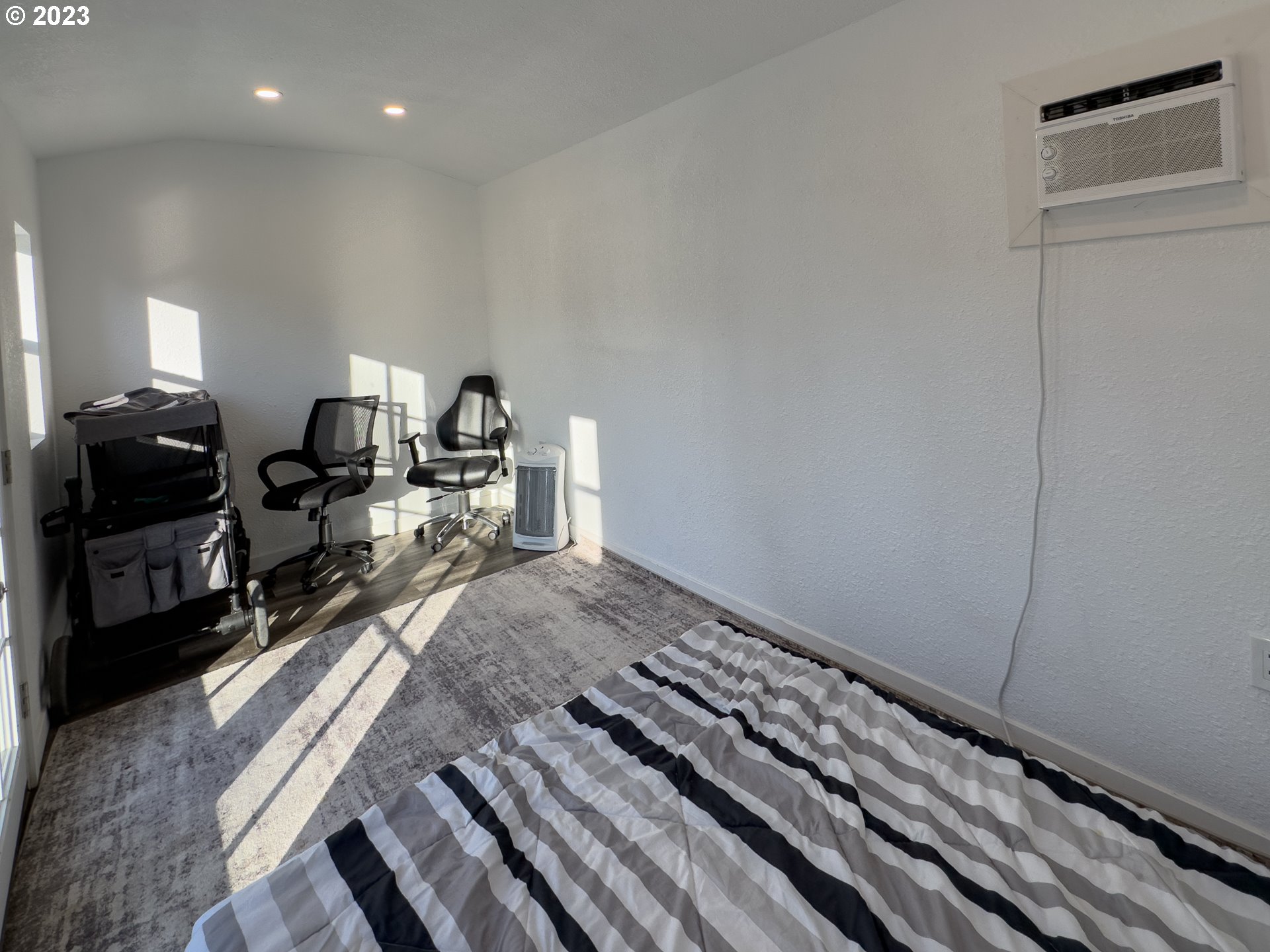 508 Edgewater Drive Grants Pass, OR 97527 - Photo 41 of 48 a bed room with a bed