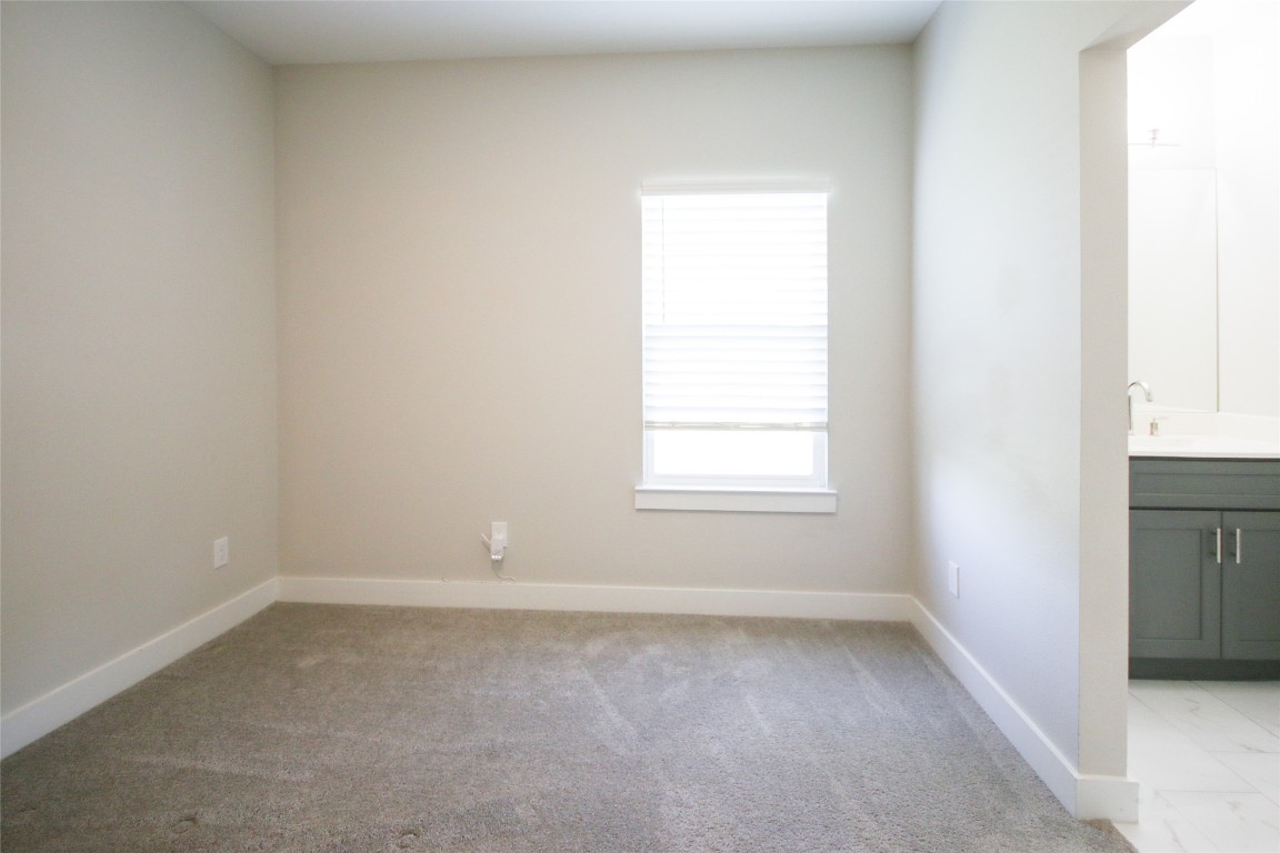 5113 Hershe Street, Unit B Houston, TX 77020 - Photo 16 of 44 an empty room with a window