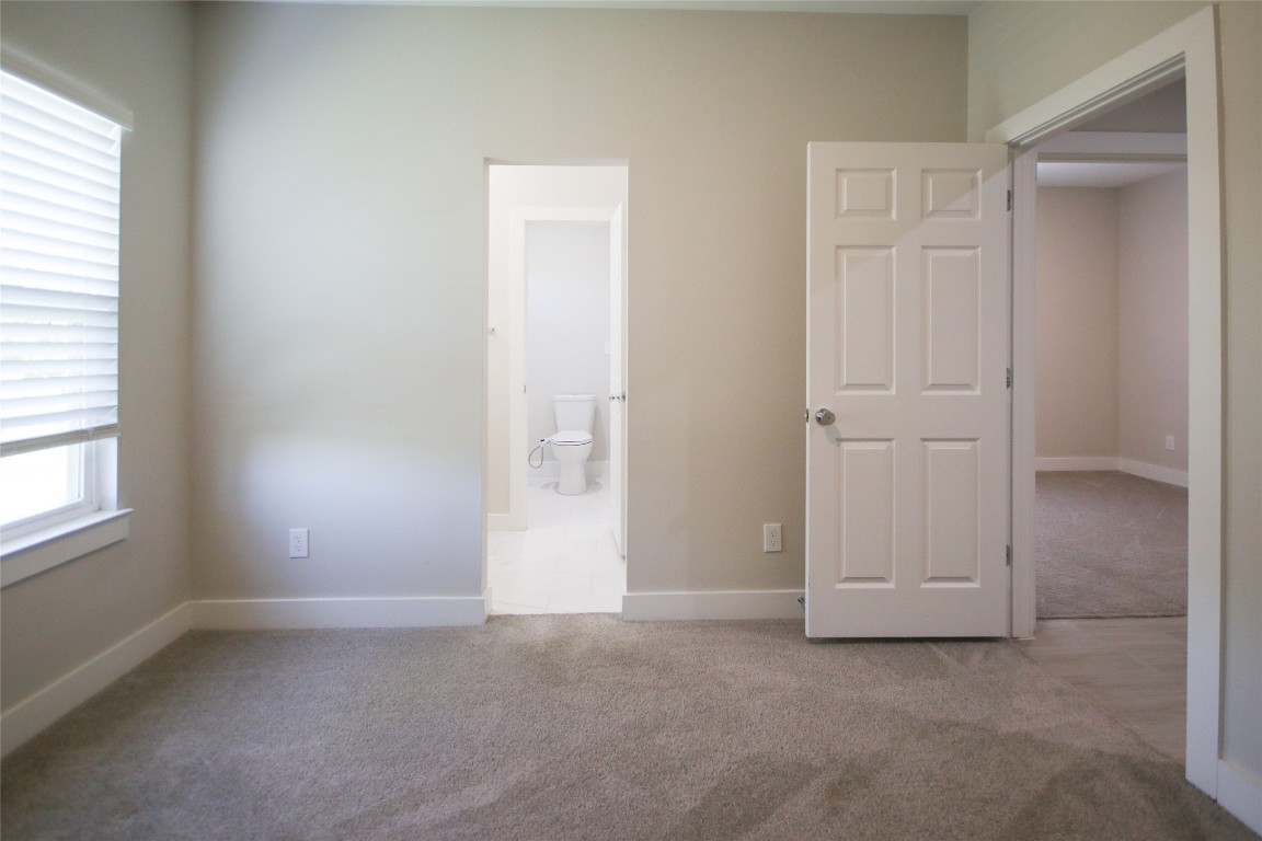 5113 Hershe Street, Unit B Houston, TX 77020 - Photo 17 of 44 an empty room with windows and closet