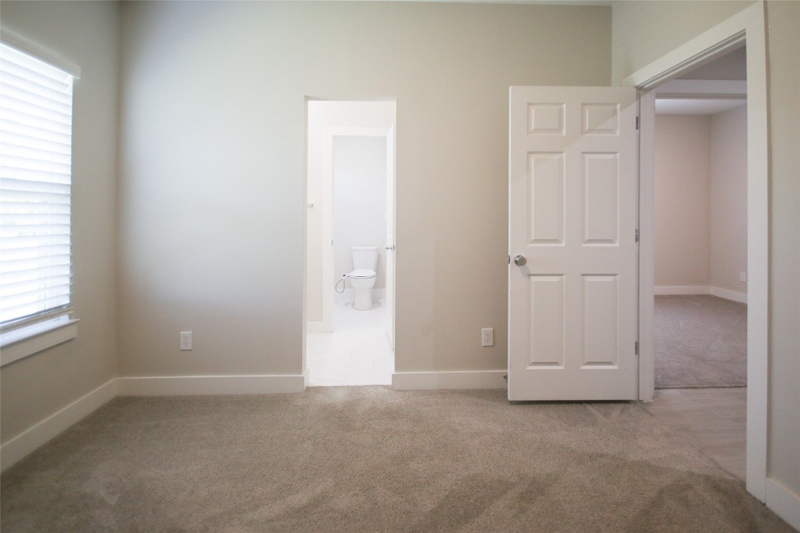 5113 Hershe Street, Unit B Houston, TX 77020 - Photo 18 of 44 an empty room with windows and closet