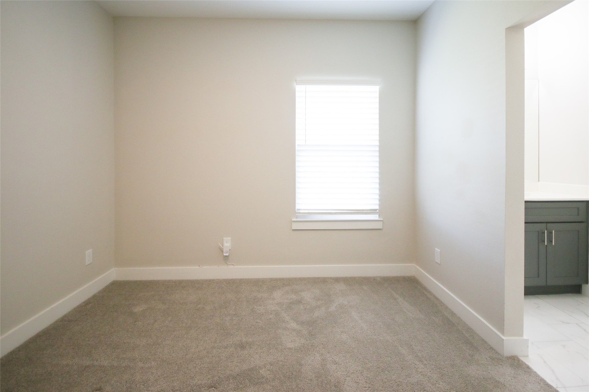 5113 Hershe Street, Unit B Houston, TX 77020 - Photo 19 of 44 an empty room with a window