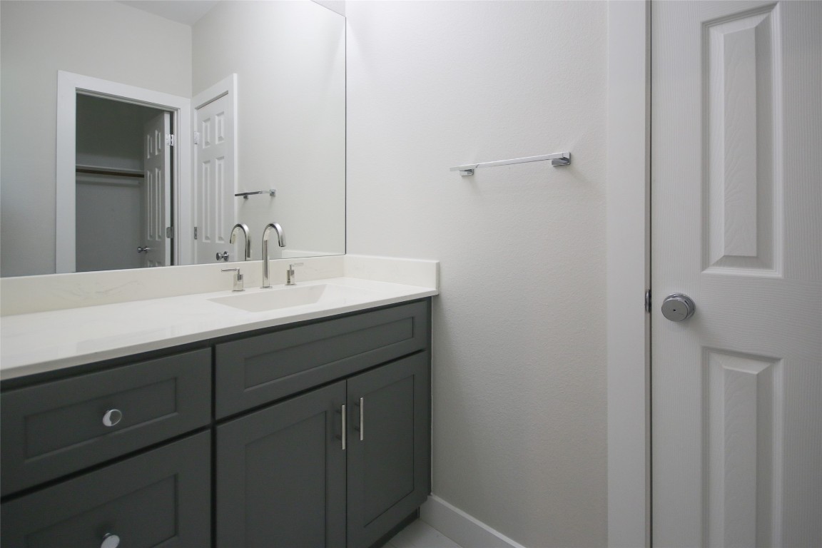 5113 Hershe Street, Unit B Houston, TX 77020 - Photo 20 of 44 a bathroom with a sink and a mirror