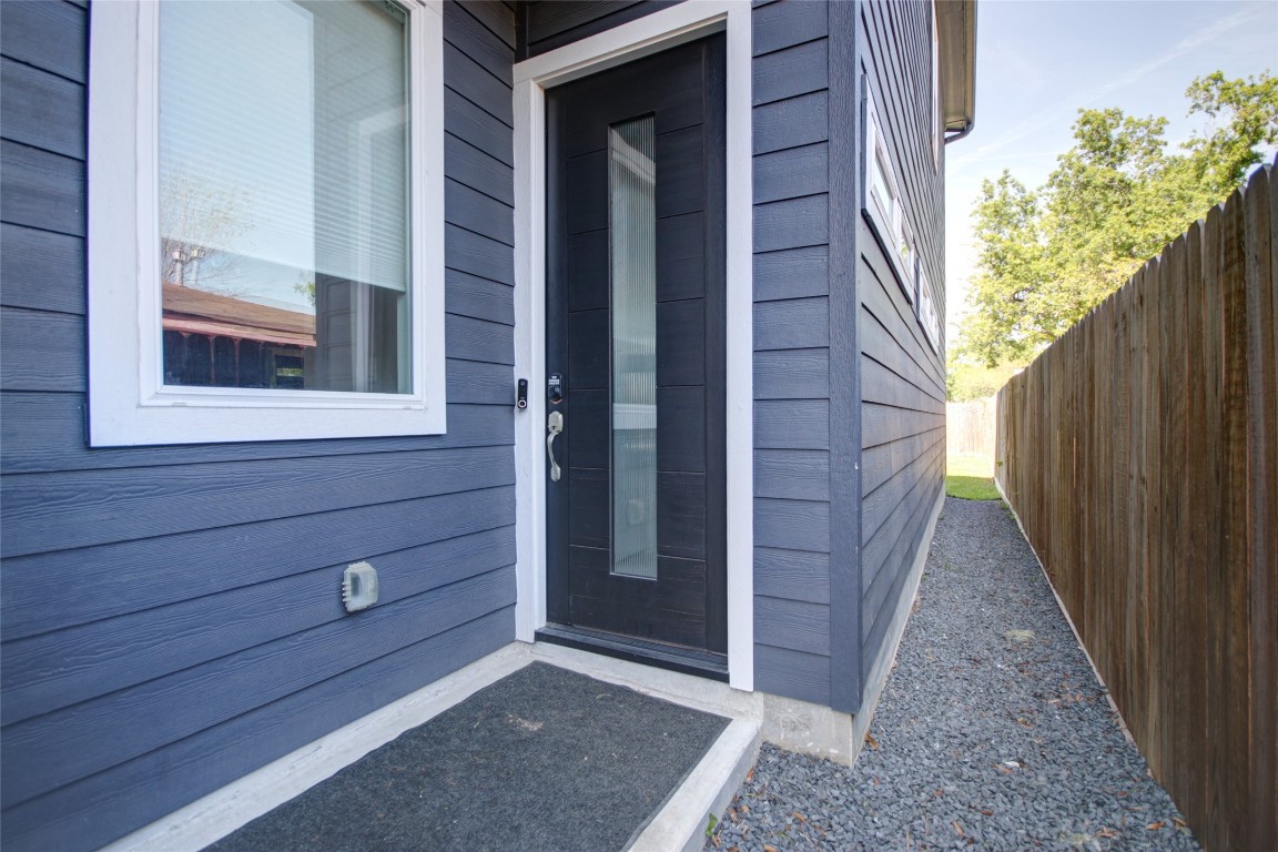 5113 Hershe Street, Unit B Houston, TX 77020 - Photo 2 of 44 a view of front door