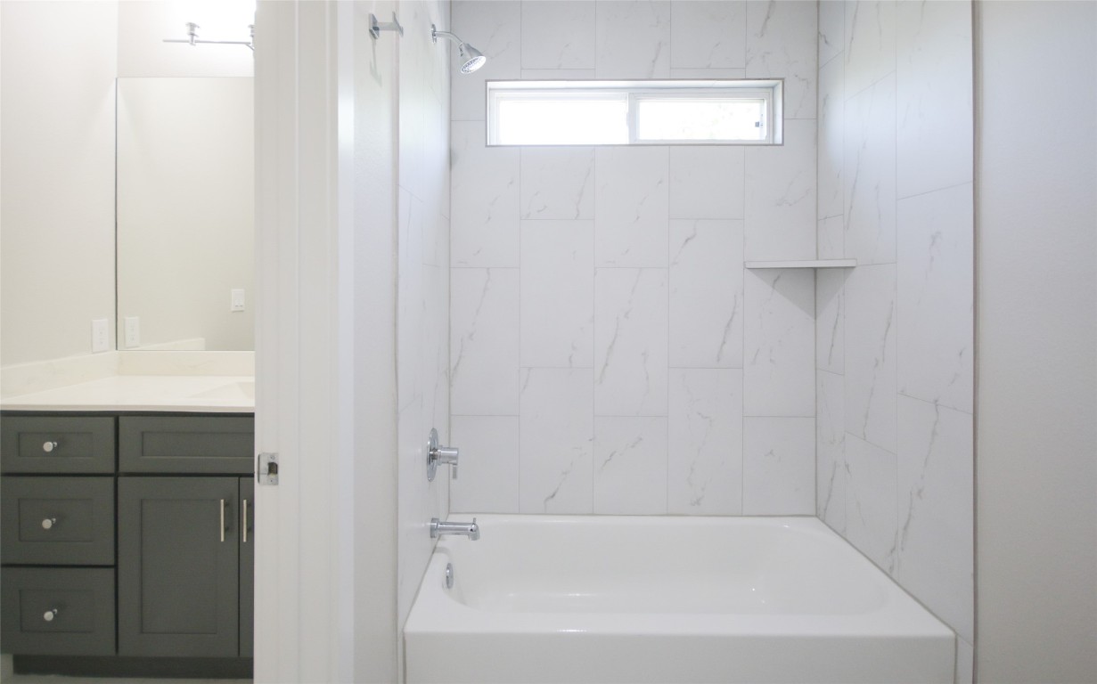 5113 Hershe Street, Unit B Houston, TX 77020 - Photo 23 of 44 a bathroom with a bathtub