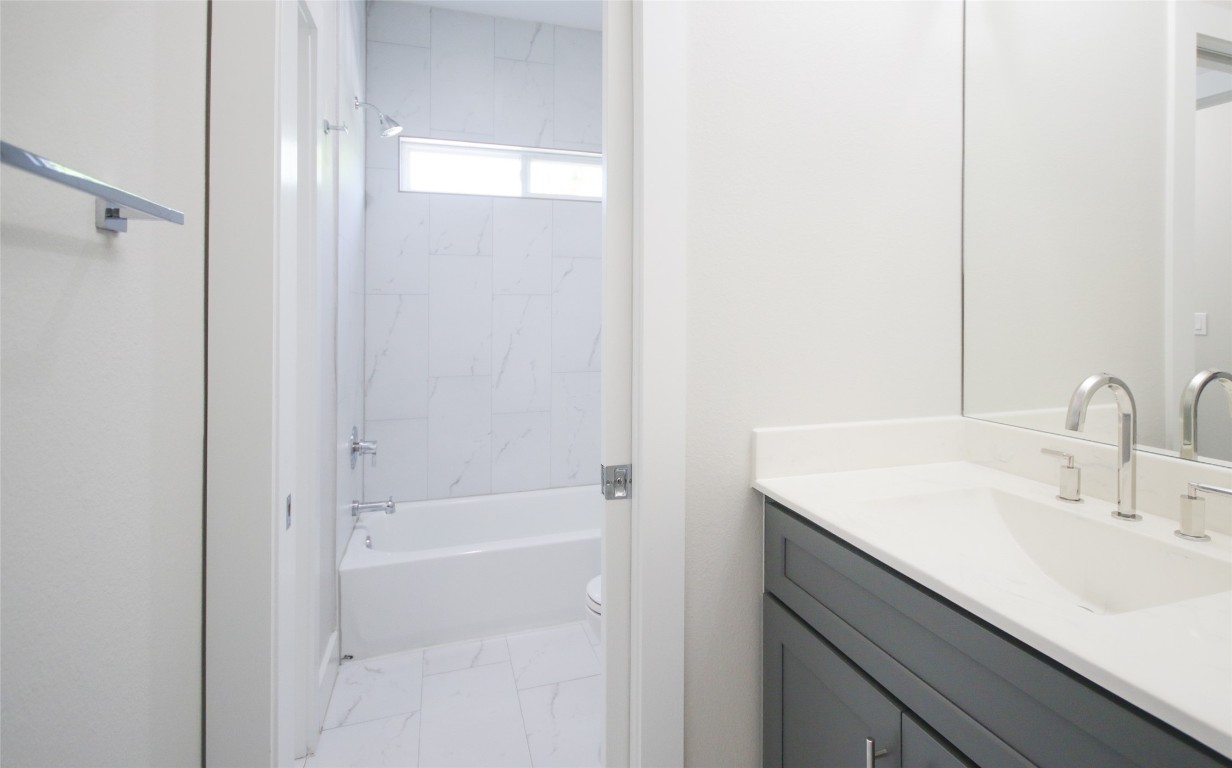 5113 Hershe Street, Unit B Houston, TX 77020 - Photo 24 of 44 a bathroom with a sink and a bathtub