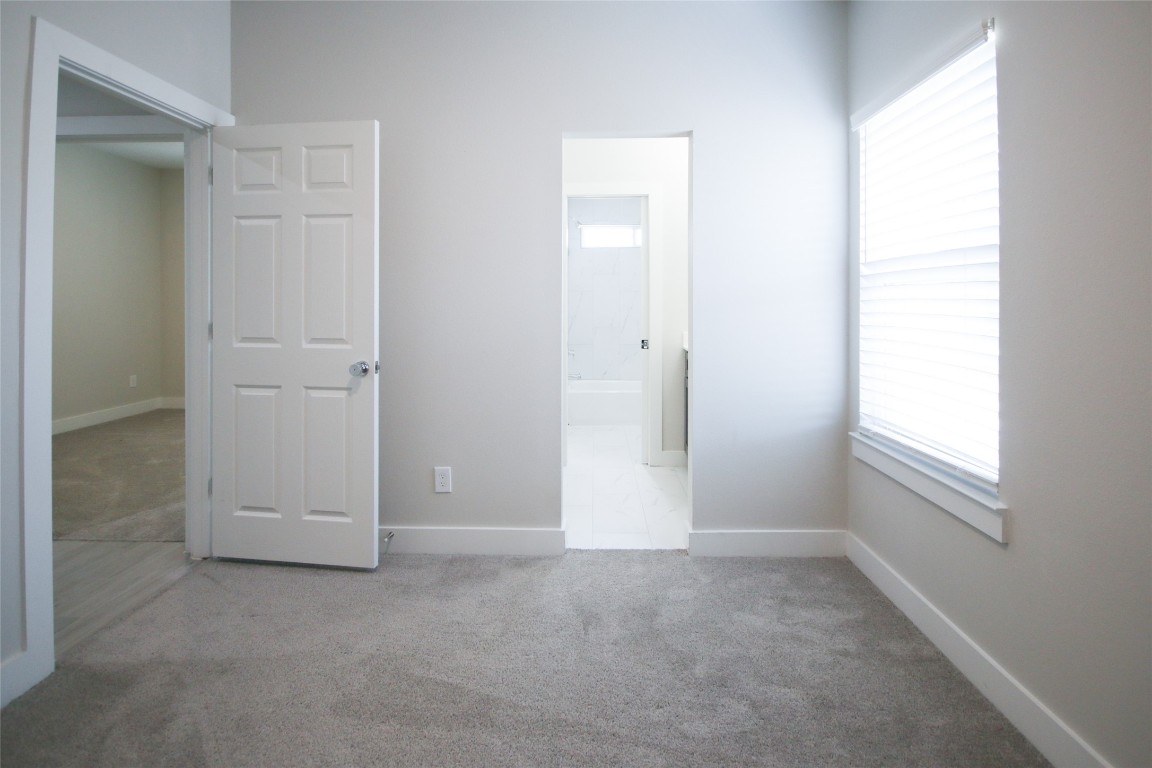 5113 Hershe Street, Unit B Houston, TX 77020 - Photo 25 of 44 an empty room with windows and closet